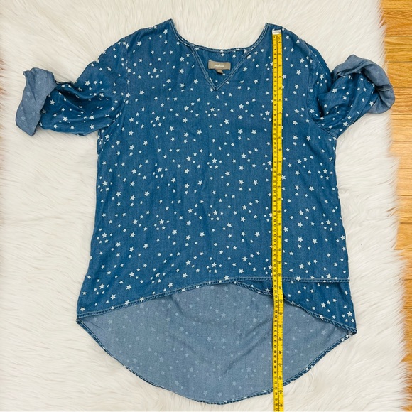 Neiman Marcus 3/4 Sleeve Chambray Blouse with Star Print/Asymmetrical Hem - Picture 13 of 16